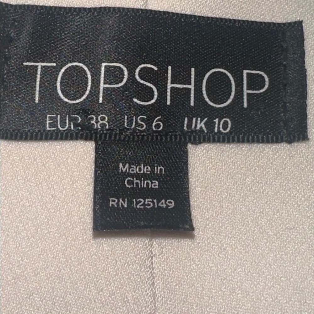 Topshop Cream Structured Crop
Top with Silver Eyelet Detailing Size 6 Like New! - Picture 7 of 9